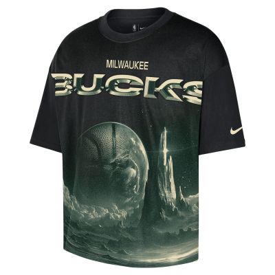 Nike NBA Milwaukee Bucks Courtside Boxy Tee - Fekete - Rövid ujjú póló Nike NBA Milwaukee Bucks Courtside Boxy Tee - Fekete - Rövid ujjú póló