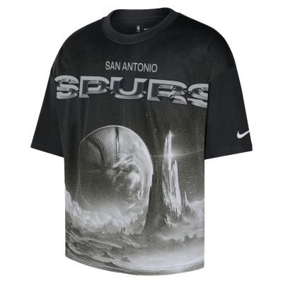 Nike NBA San Antonio Spurs Courtside Boxy Tee Black - Fekete - Rövid ujjú póló Nike NBA San Antonio Spurs Courtside Boxy Tee Black - Fekete - Rövid ujjú póló